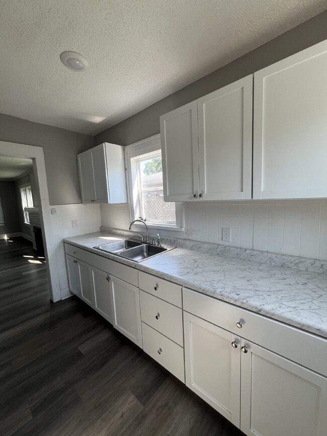 Building Photo - Newly Renovated 2 bedroom / 1 bathroom hou...
