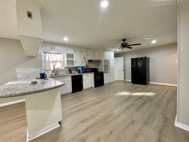 Building Photo - 817 N Valderas St