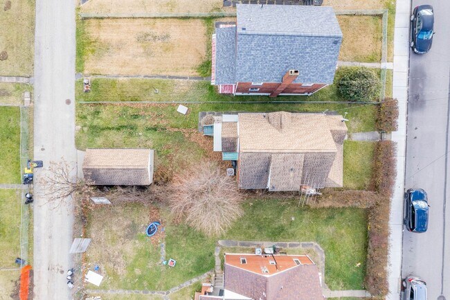 Building Photo - SCORE 50% OFF 1ST MONTH'S RENT IF SIGNED BY APRIL 17! Amazing 2 bedroom home in Clairton availabl...