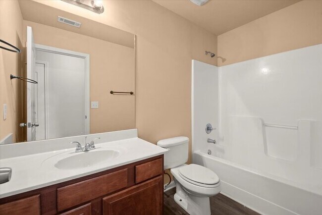 Building Photo - 5 Bedroom in Buford. Great School