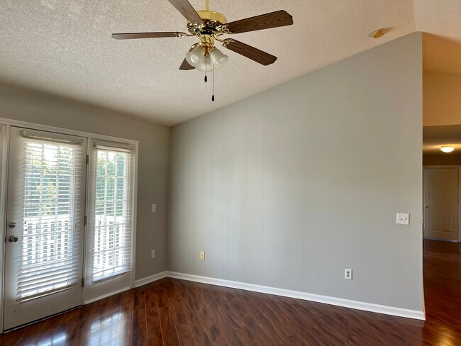 Building Photo - 105 Pelham Square Way