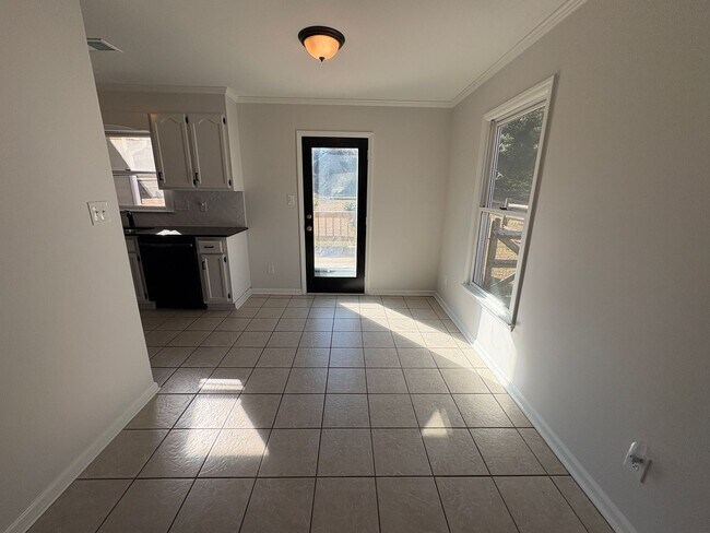 Building Photo - Rent Special on Beautifully Updated 3 Bedroom Home!