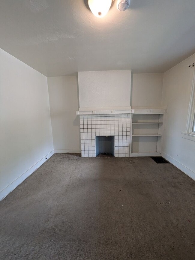 Building Photo - 2 bed 1 bath home with large living room a...