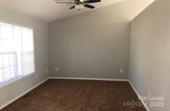 Building Photo - 1020 Ashford St