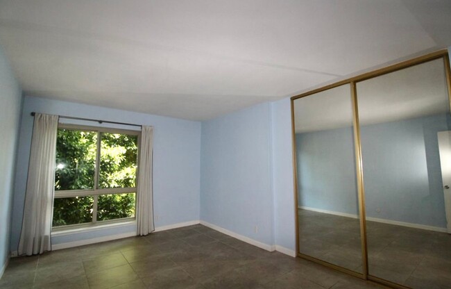 Building Photo - 2 bed/2 bath condo! Walking distance to Wh...