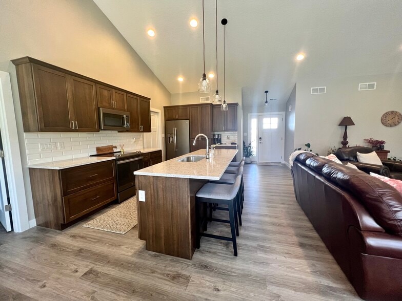 Kitchen - 725 Melendy Ln