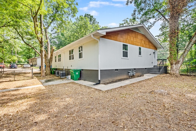 Building Photo - 2265 Columbia Dr