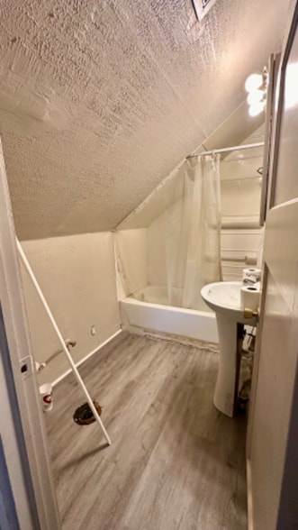 Building Photo - 413 W Maple St