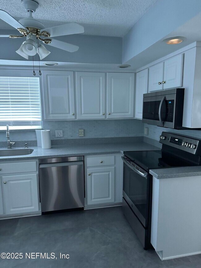 Building Photo - 6192 Duclay Forest Dr S