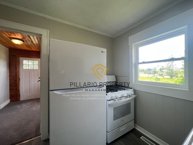 Building Photo - Cozy Anderson 2 Bedroom/1 Bathroom Cottage...