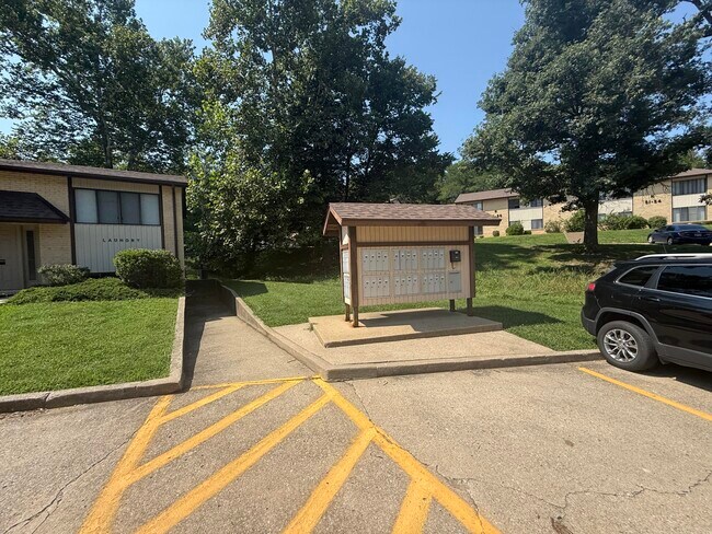 Building Photo - 405 Clayton Dr