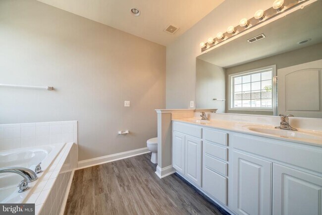 Building Photo - 15970 Greymill Manor Dr