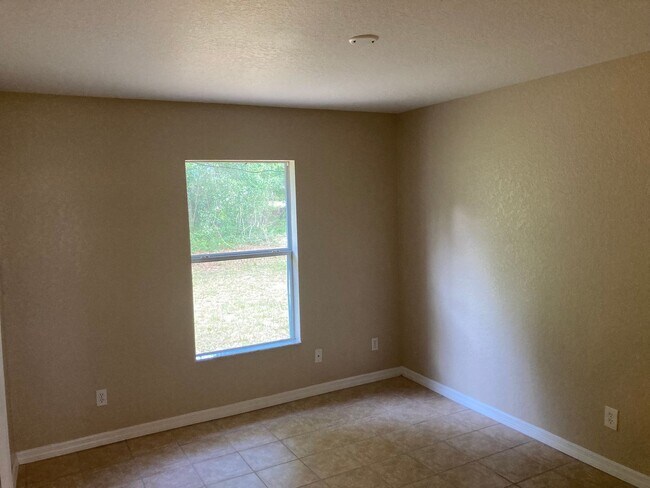 Building Photo - 3/2 Home Silver Springs Shores