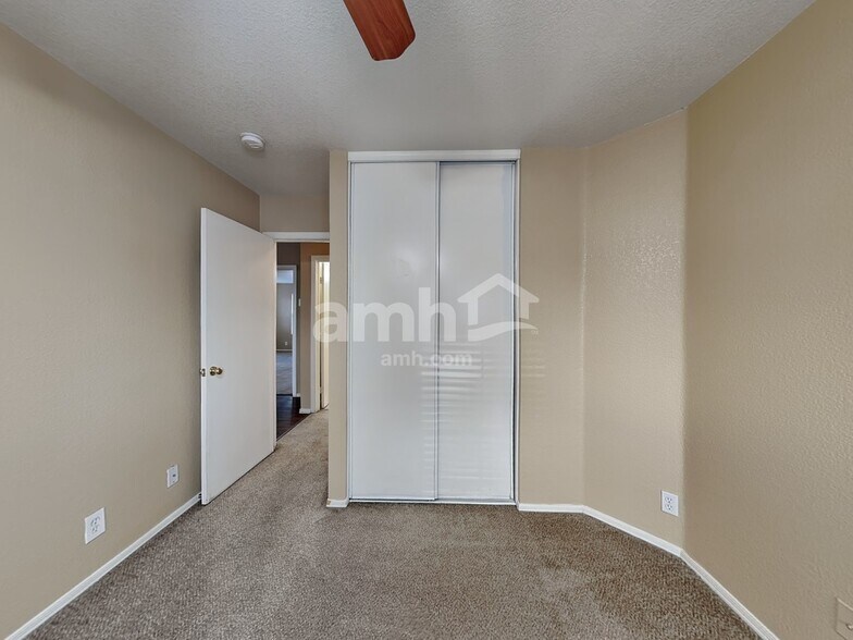 Building Photo - 1425 N Thunderbird Ave