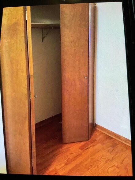 Building Photo - 933 S Western Ave