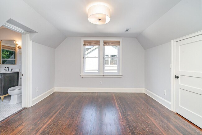 Building Photo - Charming Renovated East Nashville Home wit...