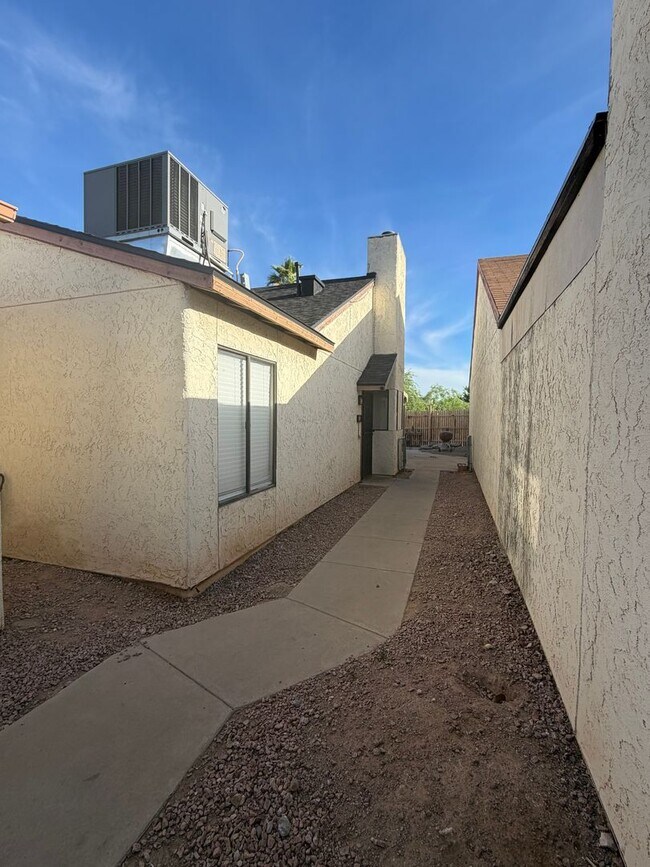 Building Photo - 2 Bedroom 2 bath private enclosed yard for