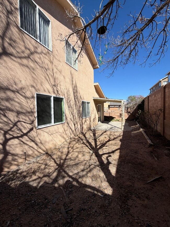 Building Photo - NW 4 Bedroom 2.5 Bath Home Available now!