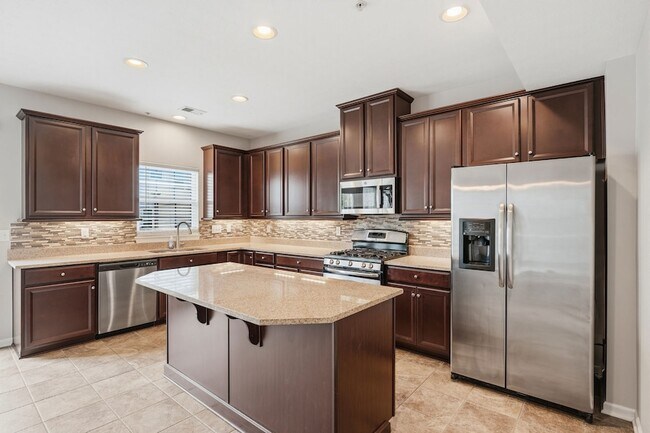 Building Photo - 2305 Pointe View Dr