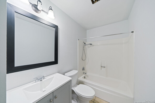 Building Photo - 4851 Castle Arms Dr