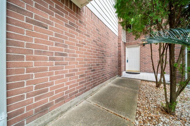 Building Photo - 8016 Golf Green Cir