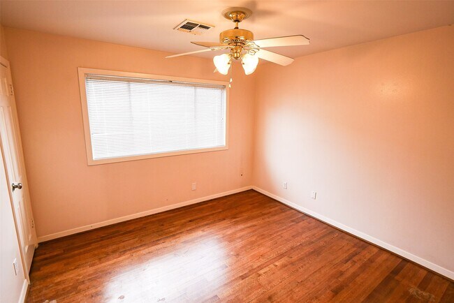 Building Photo - 5235 Beechnut St