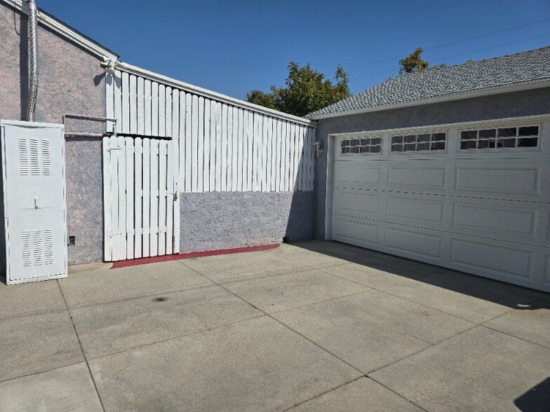 Building Photo - 925 W Mirada Rd