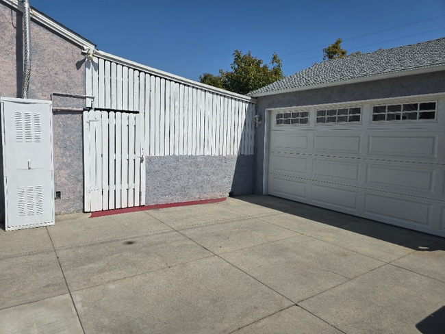 Building Photo - 925 W Mirada Rd
