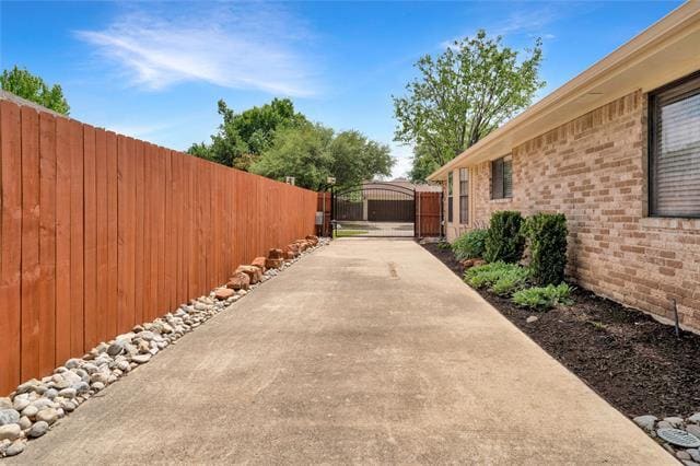 Building Photo - 153 Creek Courts Dr