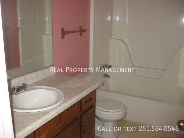 Building Photo - 420 Lakeview Dr W