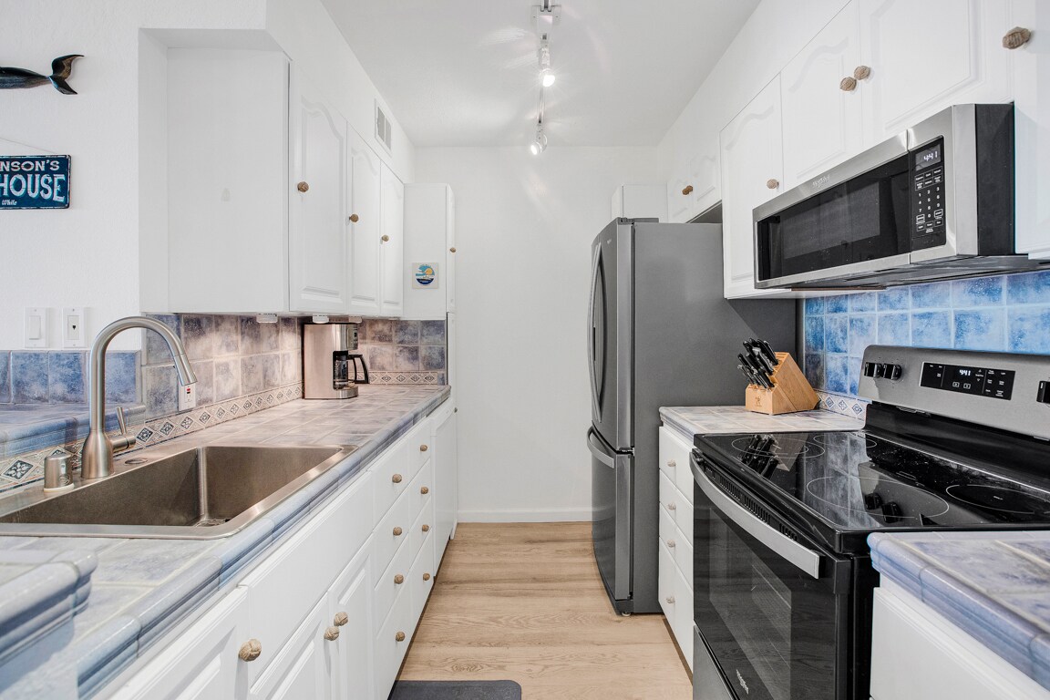 Building Photo - 1140 E Ocean Blvd