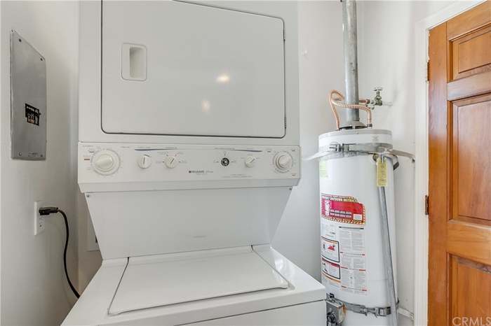 Laundry room - 1134 N Mariposa Ave