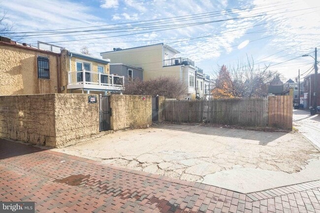 Building Photo - 730 6th St NE