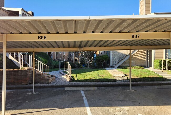 Building Photo - Beautiful 2 bedroom / 1 bath on second floor with gorgeous Houston skyline views. Stainless steel...