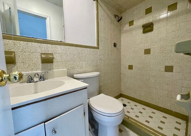 Building Photo - Available 7/1. 2 BR/2 BA in a FANTASTIC Lo...