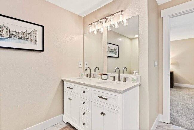 Building Photo - 1215 E Cerramar Ct