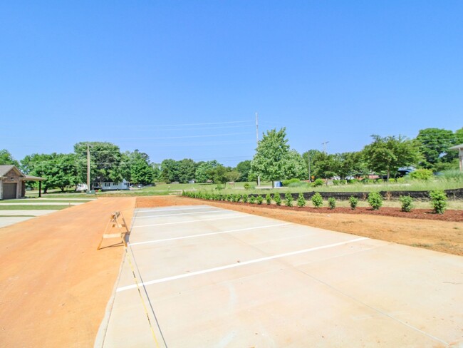 Building Photo - Lucas Ferry Townhomes - Move In Ready!