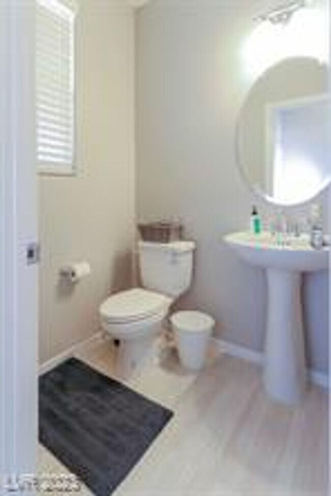 Building Photo - 3 Bedroom townhome near Henderson Hospital.  Galleria Mall, Sunset Station and many restaurants w...