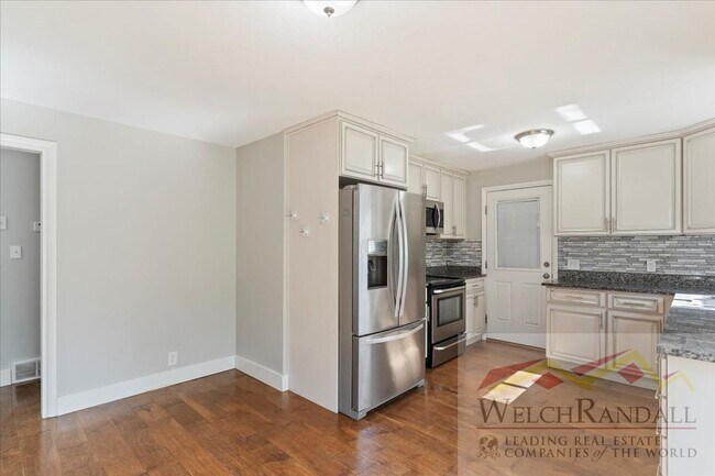 Building Photo - Your Modern, Spacious Retreat Close to Dow...