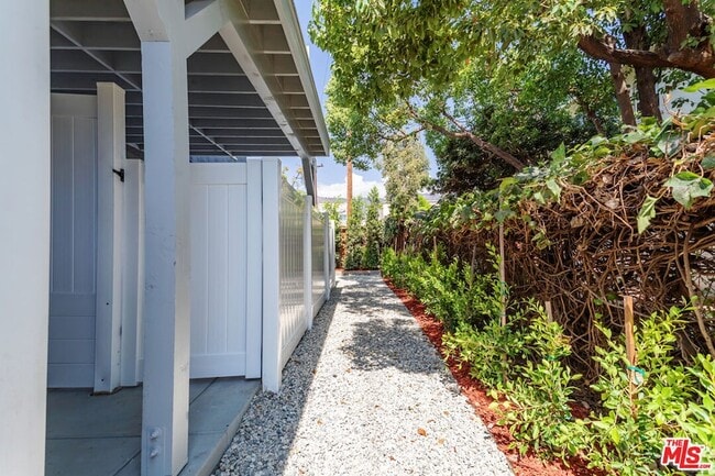 Building Photo - 1812 W Glenoaks Blvd