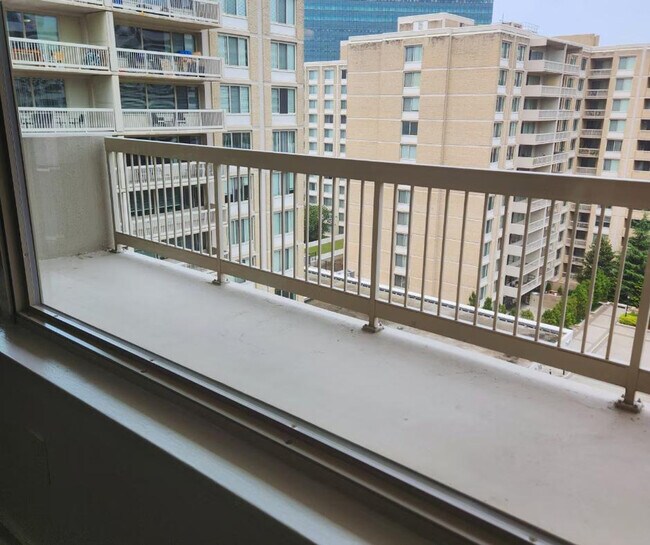 Building Photo - 1600 S Eads St