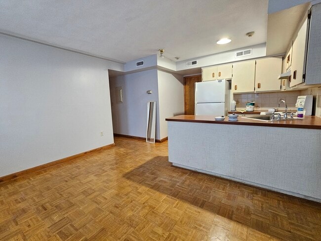 Building Photo - 49 Cottage St