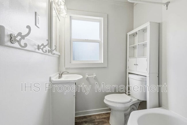 Building Photo - 1105 Thayer Dr