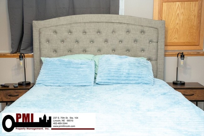 Building Photo - 4 Bedroom and 3 bathroom Fully Furnished