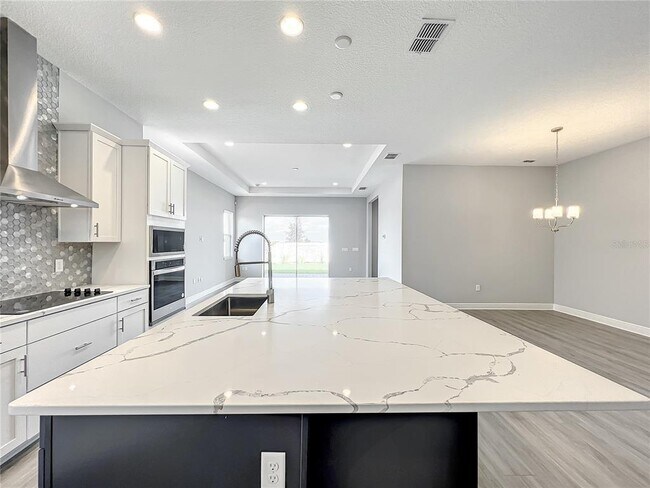 Building Photo - 13181 McMillan Dr