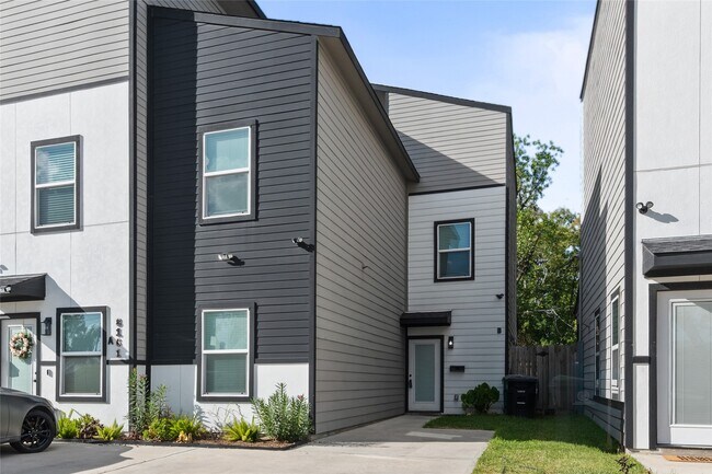 Primary Photo - 8161 Tate St