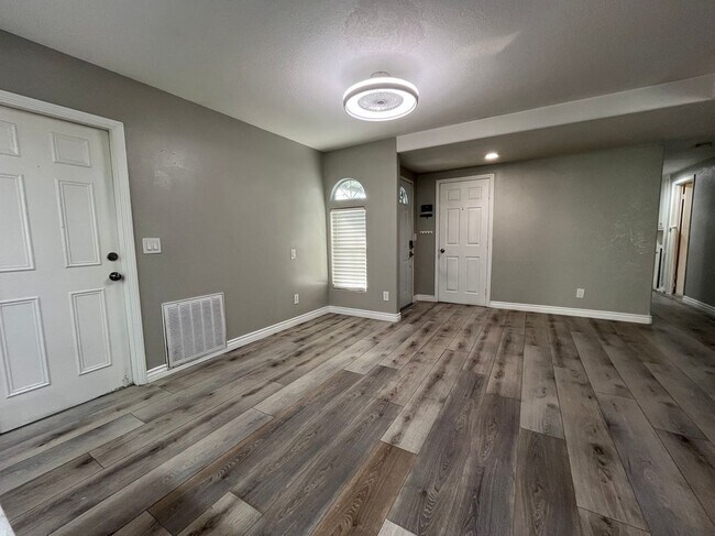 Building Photo - 12580 Fairoaks Ln