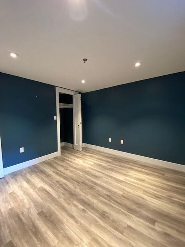 Building Photo - HUGE, remodeled 2 Level 2br/2Ba Loft, Park...