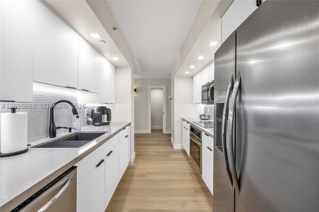 Building Photo - 6917 Collins Ave