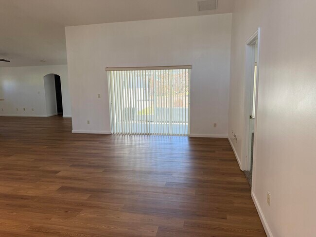 Building Photo - 137 SW Meade Cir